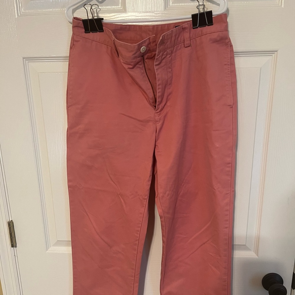 Men’s Vineyard Vines coral pants. Size 32x32. No known issues. Never worn.